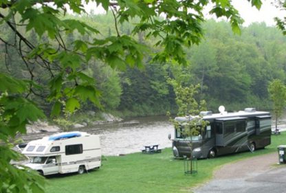 Motorhomes parallel to the river