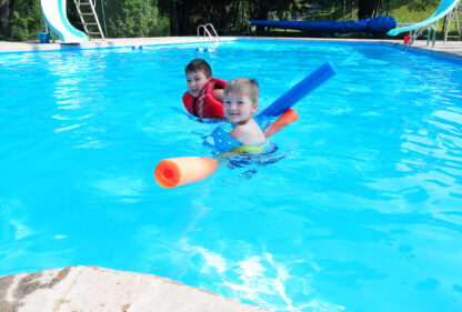 Thomas and Samuel at the pool